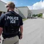 ICE массово расширяет использование электронных браслетов для отслеживания мигрантов